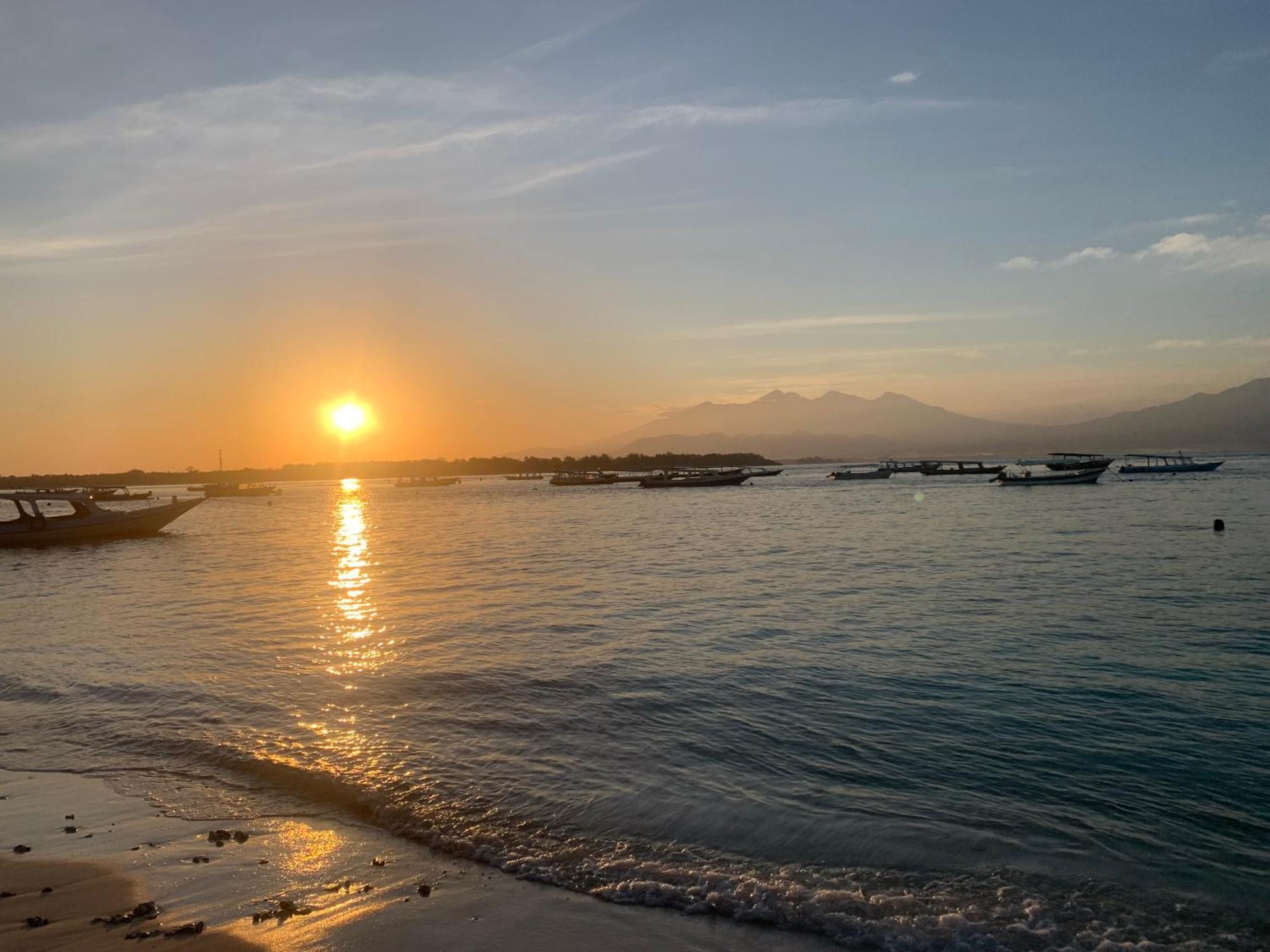 Отель Gili Davidoff Skyline Гили Траванган Экстерьер фото