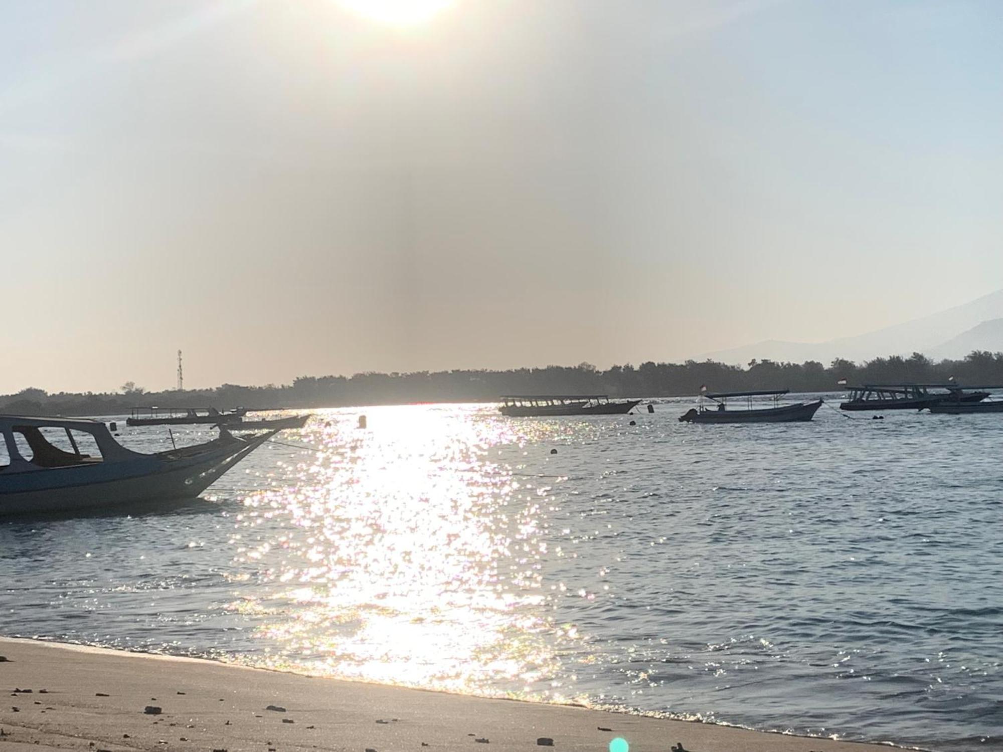 Отель Gili Davidoff Skyline Гили Траванган Экстерьер фото